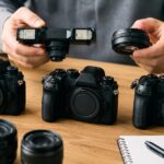 複数のミラーレスカメラとツインフラッシュ、交換レンズを並べて比較しているイメージ