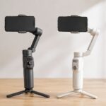 2台のスマートフォン用ジンバルを並べて比較しているイメージ