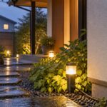 雨の夕方に屋外照明へつながる防雨コンセントとタイマーのイメージ