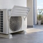 ベランダの室外機に上向きの風よけルーバーを設置したイメージ