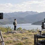 屋外ロケでカメラ映像を離れたモニターへ伝送している撮影現場