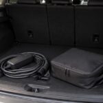 SUVの荷室に置かれた充電ケーブルと収納バッグ