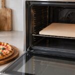 オーブンの網に角型ピザストーンを置いたキッチンの様子
