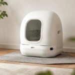 明るい室内に置かれた白い全自動猫トイレのイメージ