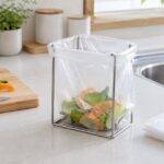 野菜くずを入れたポリ袋ホルダーがキッチンに置かれている様子