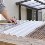 透明やブロンズのポリカ波板を作業台で採寸している様子