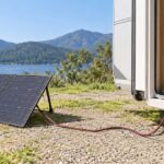 屋外のソーラーパネルと車内のポータブル電源を延長ケーブルで接続した様子