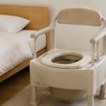 ベッド脇に置かれた介護用ポータブルトイレの便座部分