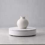 商品撮影用ターンテーブルに陶器を載せてカメラで撮影している様子