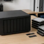 8ベイのNAS筐体とHDD、M.2 SSDを作業台に並べた様子