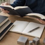 品質工学の技術書を机上で比較している様子