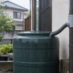 雨樋の集水器からホースで雨水タンクへ水を送る住宅設備