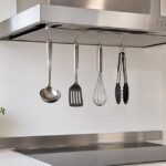 レンジフードの下に調理器具を吊り下げたキッチンの様子