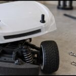 ボディポストと複数のクリップを置いたラジコンカー