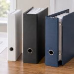 リフォーム資料のそばに厚みの異なる書類バインダーを並べた様子
