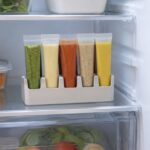 冷蔵庫の棚で複数のチューブ調味料をスタンドに整理した様子