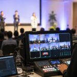 会場の映像と音声を配信卓で操作しているイベント配信の様子