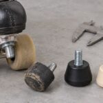 ローラースケートと形の異なる交換用トゥストップを並べた様子