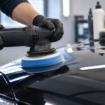 車のボディをポリッシャーで研磨している様子