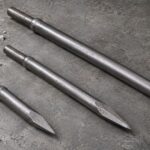 長さの異なる3本の尖り工具と砕けたコンクリート片