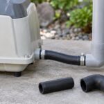 屋外の浄化槽ブロワーと接続配管、交換用ゴムホースのイメージ