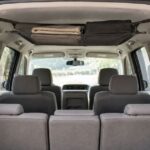 8人乗りミニバンの車内上部に軽い荷物用の収納ネットがあるイメージ