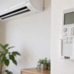 壁に設置したエアコン用リモコンホルダーとリモコン