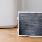 木製テーブルの上に加湿器用エアフィルターを置いたイメージ