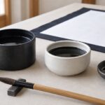 深さや材質が異なる書道用墨池を机に並べた様子
