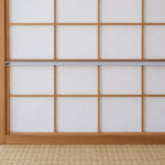障子枠の横幅をメジャーで測っている様子