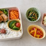 弁当箱と形や大きさが異なる複数のシリコンカップを並べた様子