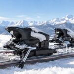 雪上に置かれたスキーとビンディングのブレーキ部分