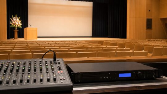 小規模ホールの常設再生にTASCAM CD-400Uは向く？比較して解説
