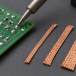 幅の異なる3本のはんだ吸取線と電子基板を並べた様子