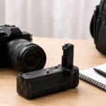 ミラーレスカメラと縦位置用バッテリーグリップを机に並べたイメージ