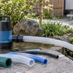 庭の水中ポンプと太さの異なる排水ホースを並べた様子