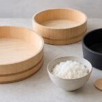 大きさと材質が異なる寿司桶を並べたキッチン風景