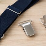 紺色のサスペンダーテープと交換用クリップを並べた様子