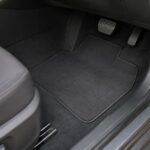 車の運転席足元に黒いフロアマットを敷いたイメージ