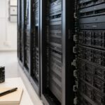 サーバーラックと複数のストレージドライブが並ぶデータセンターのイメージ