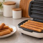 卓上の焼き型と皿に並んだチュロス風のお菓子