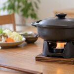 食卓で小鍋を固形燃料コンロに載せている様子