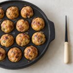 たこ焼きプレートの横に形の異なる3本のピックを並べた写真