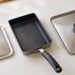卵焼き器と大きさの異なる長方形の蓋を並べたイメージ