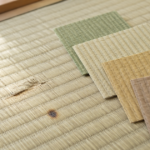 傷のある畳表と色味の異なる補修シートを並べたイメージ