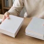 総合教材と複数の科目別教材を手に取って比較している様子