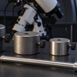 大きさの異なる望遠鏡用ウェイトと金属製シャフトを並べたイメージ