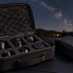 星空の下で複数のアイピースを緩衝ケースに収納している様子