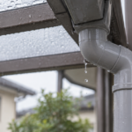 雨天時のテラス屋根と雨樋の曲がり部分から水滴が落ちる様子