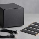 無地の小型NASと複数のM.2 SSD、LANケーブルを並べたイメージ